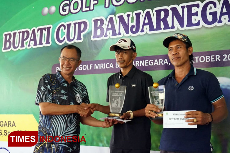 Pj Bupati Banjarnegara Muhammad Masrofi saat serahkan penghargaan kepada juara Turnamen Golf Bupati Banjarnegara Cup 2024. (FOTO: Kominfo Banjanegara for TIMES Indonesia)