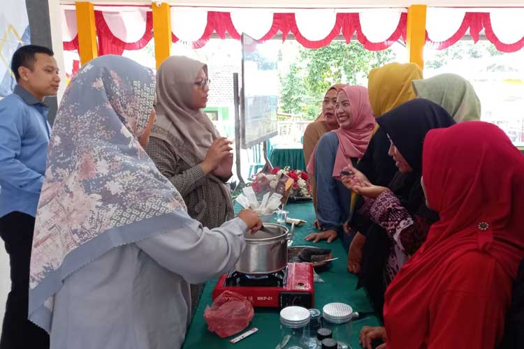 Mahasiswa dan Dosen Unmuh Jember Manfaatkan Limbah Tempe untuk Atasi Masalah Stunting di Desa Suci