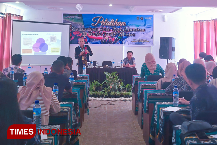 Sekretaris Dinas Pariwisata Lombok Utara, Ali Zulkarnain, M.Si sosialisasi aksi perubahan kepada Pokdarwis. (Foto : Hery Mahardika/TIMES Indonesia)