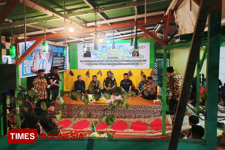 Suasana Kepatihan Adat Besar Kutai Bontang mendukung Paslon Basri Rase-Chusnul Dhihin. (FOTO: Kusnadi/TIMES Indonesia)