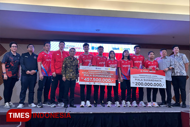 Djarum Foundation dan Ketum PBSI Fadil Imran Serahkan Apresiasi Juara Piala Suhandinata