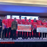 Djarum Foundation dan Ketum PBSI Fadil Imran Serahkan Apresiasi Juara Piala Suhandinata