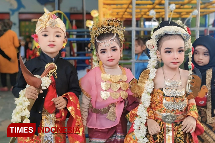 Peringati Sumpah Pemuda, Siswa TK di Banyuwangi Fashion Show Pakaian Adat