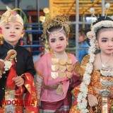 Peringati Sumpah Pemuda, Siswa TK di Banyuwangi Fashion Show Pakaian Adat