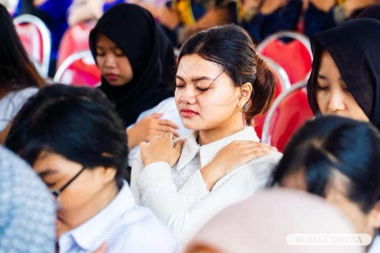 Peduli Kesehatan Mental, Fakultas Psikologi Unesa Lakukan Terapi Butterfly Hug, Seperti Apa? 