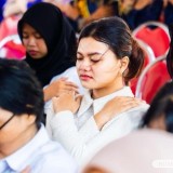 Peduli Kesehatan Mental, Fakultas Psikologi Unesa Lakukan Terapi Butterfly Hug, Seperti Apa? 