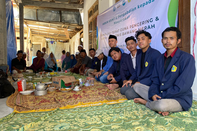 Dosen dan Mahasiswa UTM Dampingi Petani Bawang Merah di Sampang