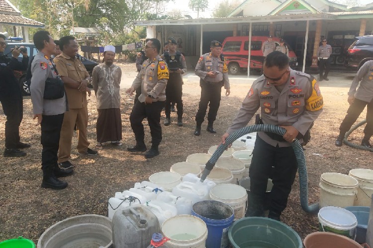 Polres Probolinggo Kota Berikan 10 Liter Air Bersih untuk Atasi Kekeringan di Tongas