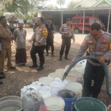 Polres Probolinggo Kota Berikan 10 Liter Air Bersih untuk Atasi Kekeringan di Tongas