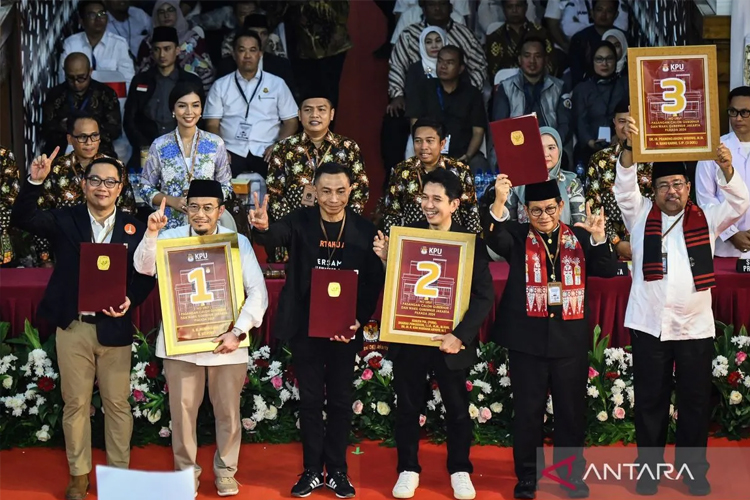 Calon Gubernur dan Wakil Gubernur DKI Jakarta berfoto bersama usai pengundian nomor urut di KPU Jakarta. (foto: Antara/Sulthony Hasanuddin)
