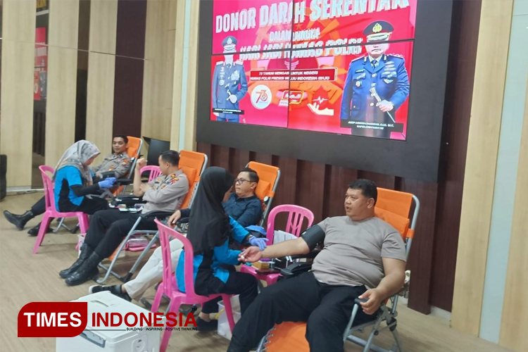 Donor darah menyambut HUT ke-73 Humas Polri di Polres Pacitan. (FOTO: Yusuf Arifai/TIMES Indonesia) 