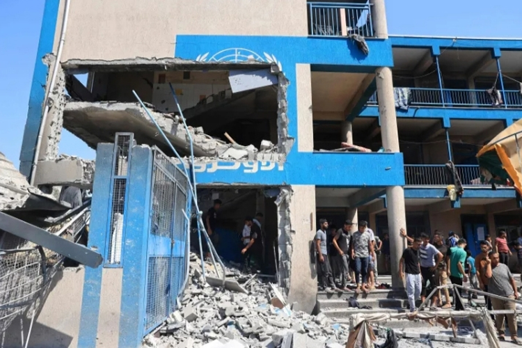 Sebuah sekolah UNRWA di kamp Nuseirat yang digunakan untuk menampung pengungsi di Gaza hancur setelah menjadi sasaran serangan Israel.(FOTO: Al Jazeera)