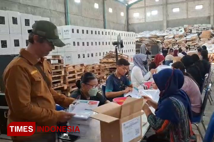 KPU Kota Kediri Libatkan Difabel sebagai Petugas Sortir dan Lipat Surat Suara