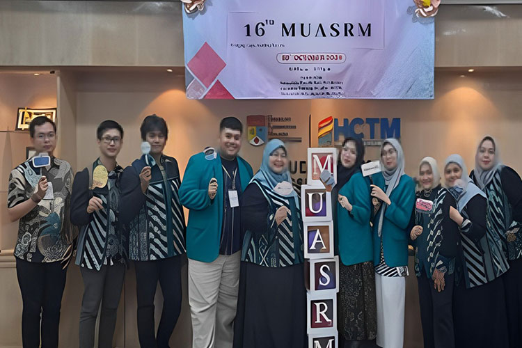 Mahasiswa FK Unisma Malang meraih juara di ajang MUASRM Universitas Kebangsaan Malaysia (UKM).