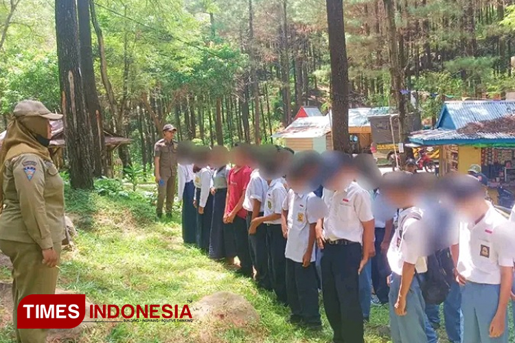 Puluhan siswa SMP dan SMA dikumpulkan oleh satpol PP Pemalang guna diberikan pembinaan karena berada di luar saat pelajaran berlangsung (Foto: Ragil/TIMES Indonesia )