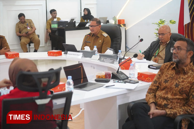 Pj Wali Kota Batu, Aries Agung Paewai mempresentasikan inovasi pelayanan pemerintahan yang sudah dilaksanakan di Pemkot Batu bersama 10 kepala daerah lainnya. (FOTO; Muhammad Dhani Rahman/TIMES Indonesia)