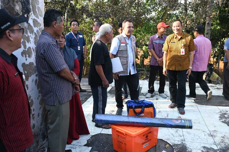 Plt Bupati Purbalingga Serahkan Santunan dan Bantuan Korban Kebakaran di Kedungbenda