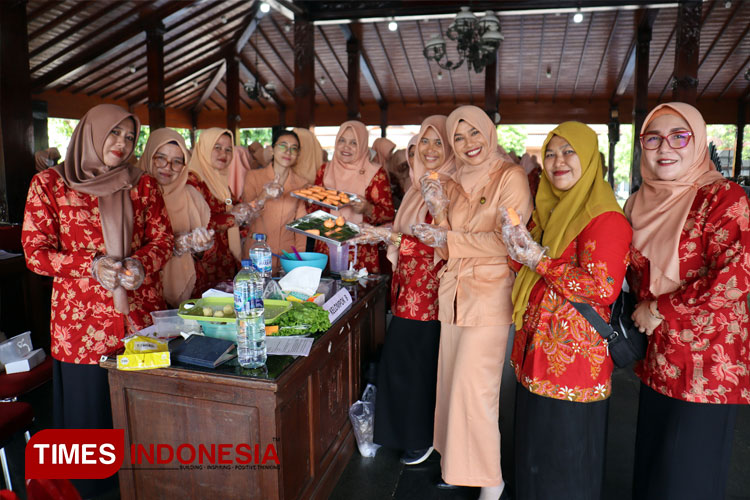 Dharma Wanita Persatuan Kabupaten Banjarnegara gelar pelatihan membuat kue jajan pasar di Pendapa Dipayudha Adigraha. (Foto: Kominfo Banjarnegara for TIMES Indonesia)