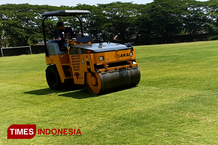 Revitalisasi Rumput Lapangan Stadion Batoro Katong Ponorogo Selesai Pekan Ini