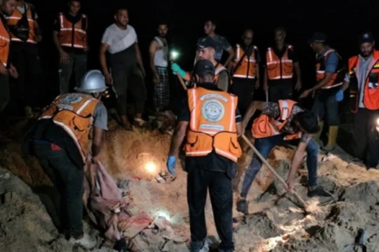 Para sukarelawan berusaha mencari para korban di sebuah cekungan tanah di Mawasi Khan Yunis di selatan Jalur Gaza setelah dibombardir tentara Israel. (FOTO: Al Jazeera)