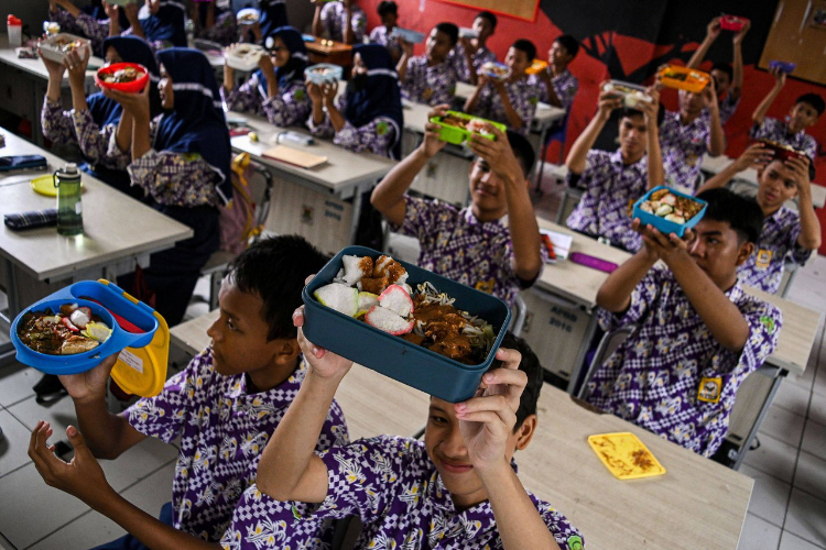  Sejumlah siswa menunjukkan makanan gratis saat simulasi program makan siang gratis di SMP Negeri 2 Curug, Kabupaten Tangerang, Banten, Kamis (29/2/2024). ANTARA FOTO/Sulthony Hasanuddin/pri.
