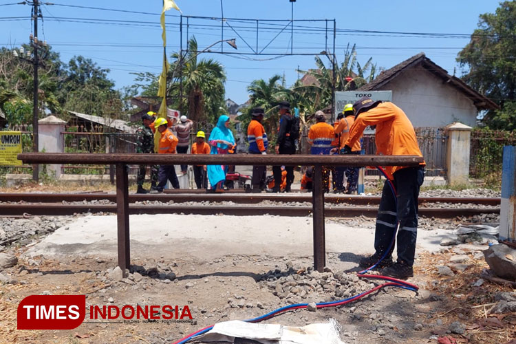 PT KAI DAOP 9 Jember Tutup Perlintasan Sebidang Ilegal di Probolinggo