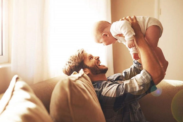 Ilustrasi - Bayi bermain bersama ayah (Foto: Independent)