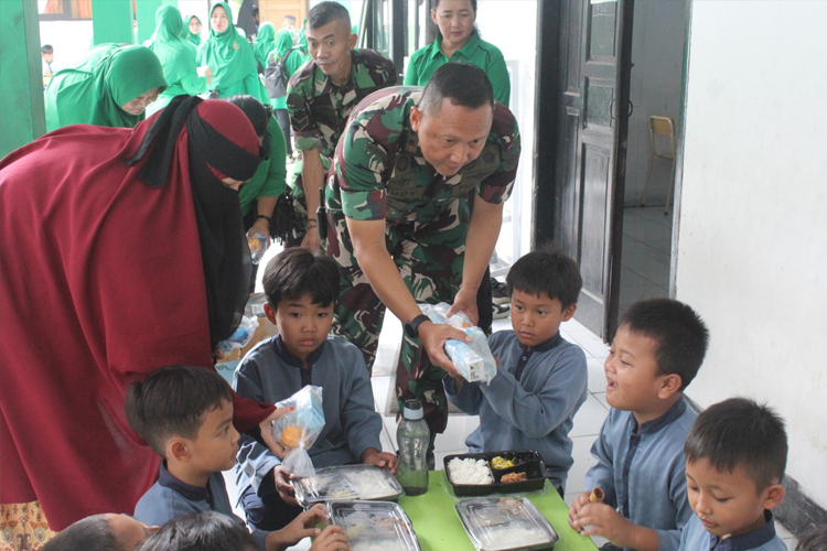 Dukung Generasi Sehat dan Kuat, Kodim 0617 Majalengka Berikan Makanan Bergizi untuk Pelajar