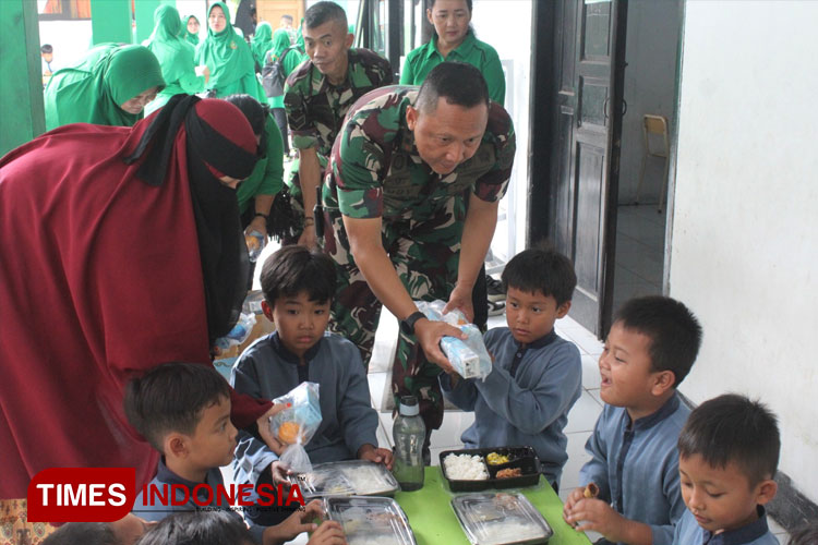Dandim 0617/Majalengka, Letkol Inf Dudy Pilianto memberikan makanan bergizi kepada anak anak. (FOTO: Kodim Majalengka for TIMES Indonesia)