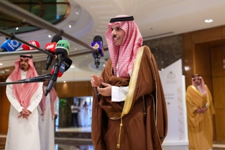 Menteri Luar Negeri Saudi Pangeran Faisal bin Farhan saat berbicara kepada wartawan sebelum dimulainya pertemuan Aliansi Internasional di Riyadh, Rabu kemarin (FOTO: Times of Israel/AFP)