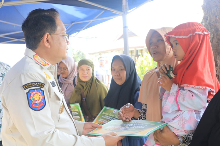 Pj Gubernur Jatim Salurkan Bantuan Sosial bagi PPKS Wilayah Kota Malang 