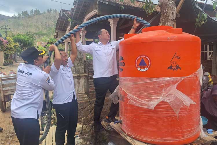 Kalaksa BPBD Jatim Droping Air Bersih dan Tinjau Jembatan Putus di Trenggalek