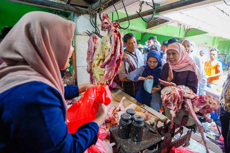 Elektabilitas Unggul dari Paslon Lain, Khofifah Gesit Blusukan ke Pasar Tradisional