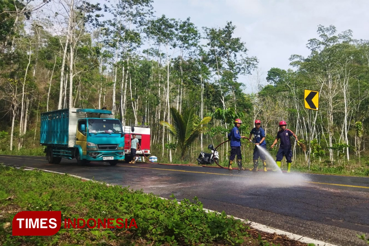 Solar Tumpah di Gunung Rondo Pacitan, Pengguna Jalan Diminta Waspada