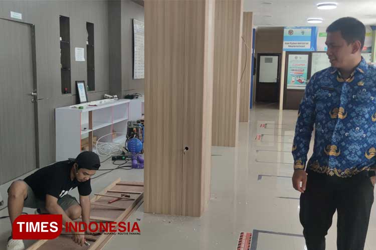 Harap Rampung Lebih Awal, DPMPTSP Bontang Rehabilitasi Meja Pelayanan untuk Disabilitas dan Lansia