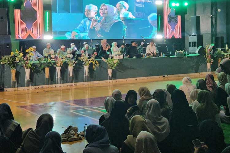 Dr. Lia Istifhama saat kegiatan Diesnatalis ke 59 dFakultas Syariah dan Hukum Universitas Islam Negeri Sunan Ampel Surabaya. (foto: dok Ning Lia)