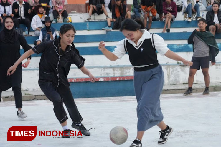 Potret kedua peserta yang cosplay menggunakan baju SMA dan baju tidur saat beradu kemampuan futsal. (FOTO: AJP TIMES Indonesia)