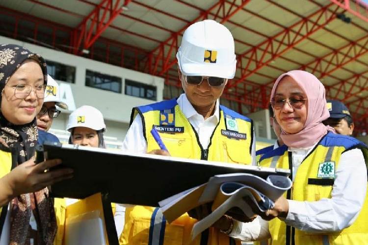 Menteri PU Tinjau Renovasi Stadion Bumi Sriwijaya di Kota Palembang