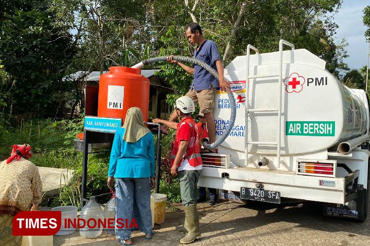 Medan Sulit Bukan Halangan, PMI Berjuang Dropping Air di Pelosok Banyuwangi