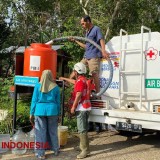 Medan Sulit Bukan Halangan, PMI Berjuang Dropping Air di Pelosok Banyuwangi