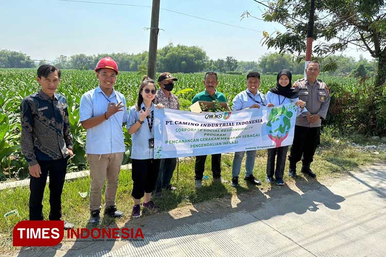 Perusahaan di Jombang Tanam 150 Bibit Cabai Bersama Warga untuk Kendalikan Inflasi