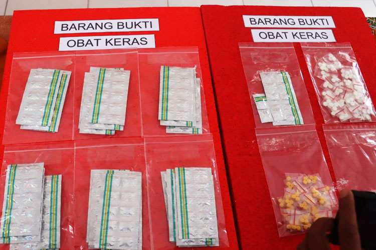 Tiga-pengedar-obat-terlarang-2.jpg