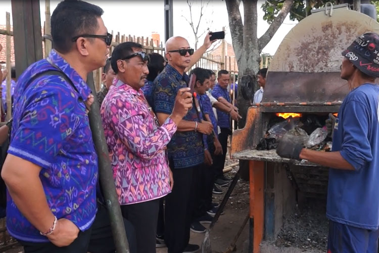 Desa Cilampeni Selesaikan Masalah Sampah di Desanya