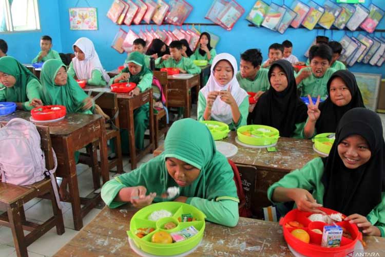 Sejumlah siswa menyantap makanan saat uji coba makanan bergizi gratis di SDN 01 Pakansari, Kabupaten Bogor, Jawa Barat, Jumat (1/11/2024). (FOTO: Antara/Yulius Satria Wijaya)