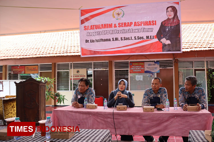 Anggota Komite III DPD RI periode 2024-2029, Dr. Lia Istifhama M.E.I menjawab pertanyaan warga daat kegiatan reses di Kelurahan Jemur Wonosari, Surabaya. (FOTO: Rudi Mulya/TIMES Indonesia)