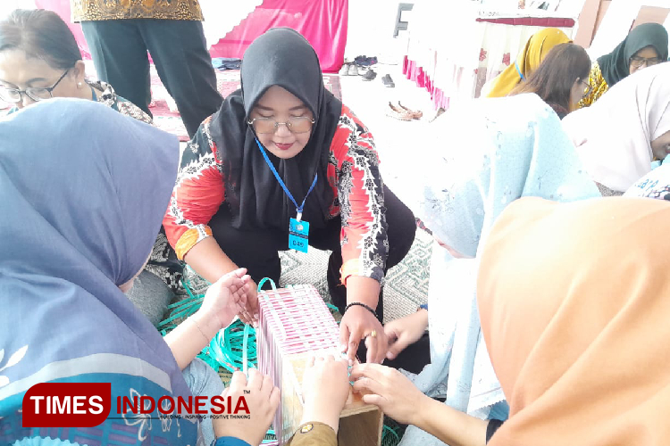 Warga Binaan Perempuan di Rutan Gresik Terima Pelatihan Kerajinan Anyaman