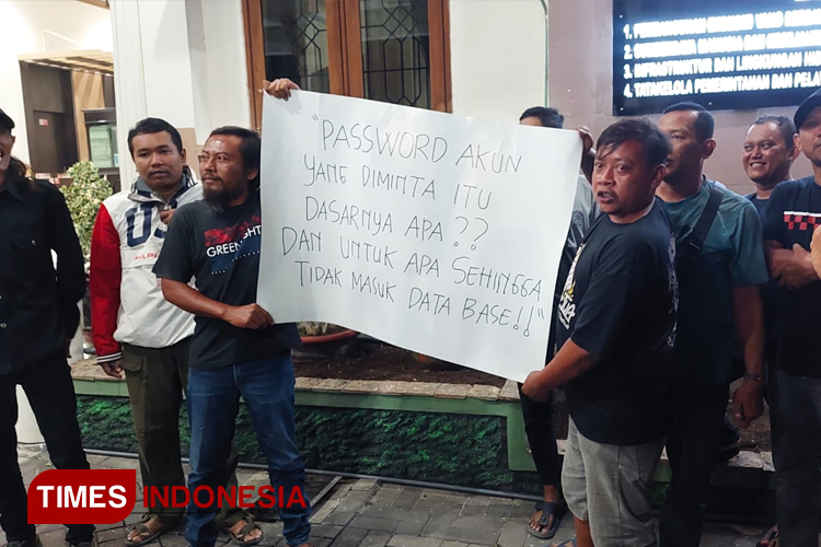 Sejumlah tenaga honorer Pemerintah Kota Probolinggo datangi Gedung DPRD meminta keadilan atas dicoretnya 1.746 PTT oleh BKPSDM. (Foto: Rizky Putra Dinasti/TIMES Indonesia).