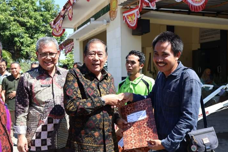 Bupati Lombok Utara, Djohan Sjamsu memberikan bantuan hand traktor kepada kelompok tani. (foto : Prokopimda)