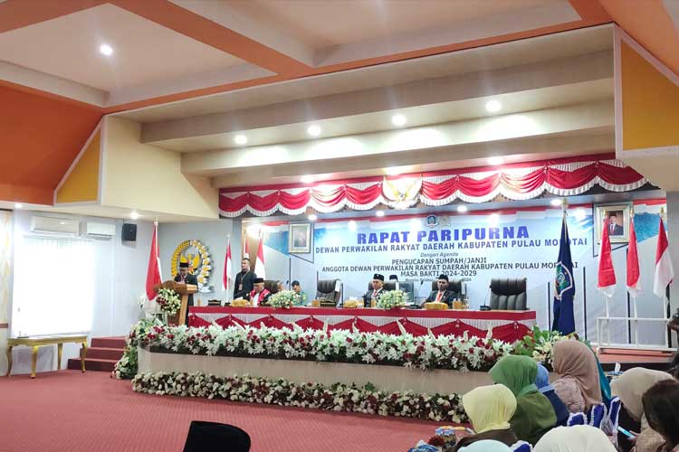 20 Anggota DPRD Morotai Periode 2024-2029 Dilantik, Ini Harapan Pj Bupati Burnawan