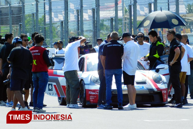 Suasana kegiatan kejuaraan balap mobil nasional Mandiri Mandalika Festival of Speed 2024 di Sirkuit Mandalika.(Foto: MGPA for TIMES Indonesia)